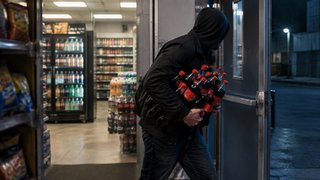 В Саратове мужчину наказали за кражу 25 бутылок газировки