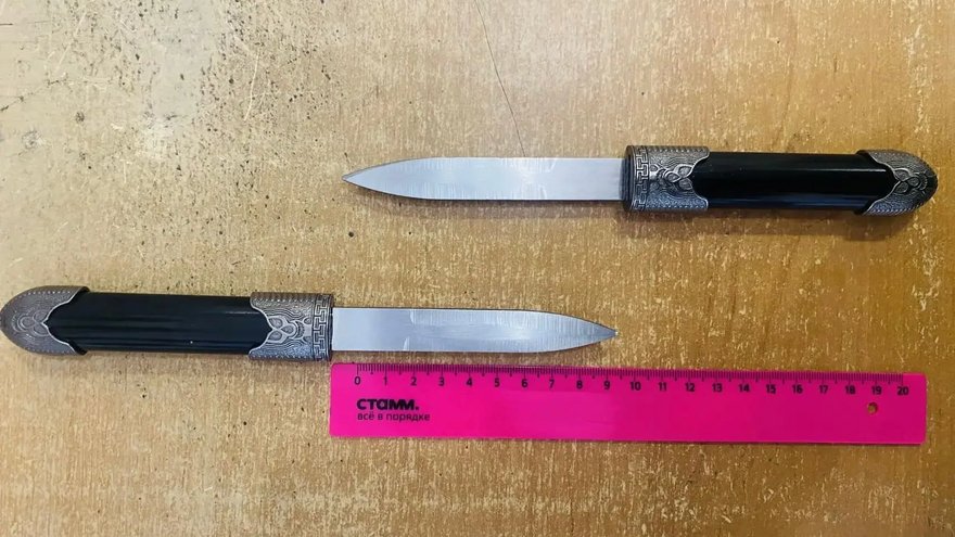 В Саратове должник по алиментам пытался пройти к приставам с двумя ножами